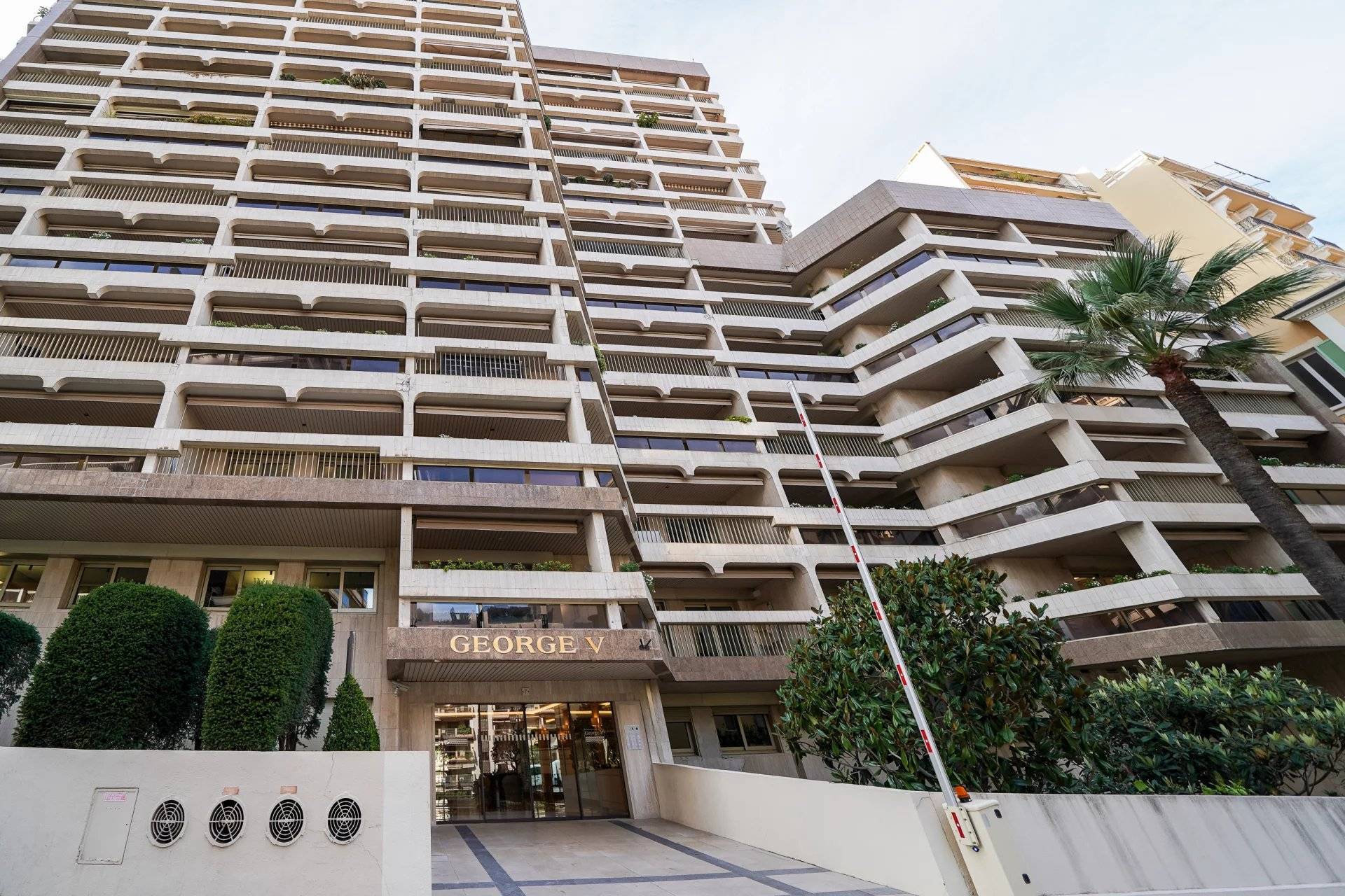 Appartements de Luxe au George V Monaco offrant des vues imprenables sur Monte-Carlo et un design moderne.